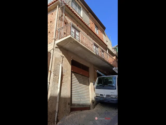 Alì, stabile semi indipendente di 80 mq più garage