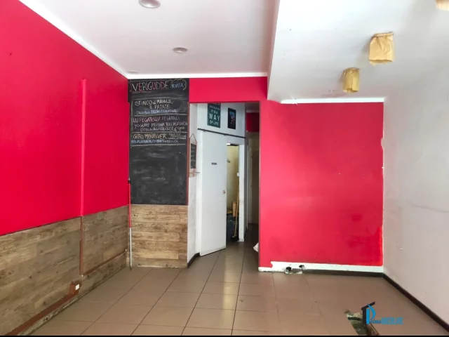 Appartamenti in Vendita - Limite z.t.l.: locale commerciale ottime condizioni con canna fumaria
