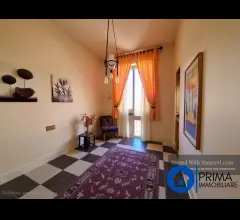 Appartamenti in Vendita - Ampio appartamento con posto auto, zona centrale