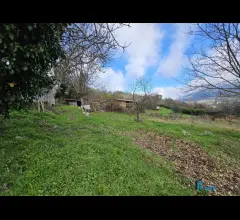 Appartamenti in Vendita - Cielo terra con terreno, zona confine di stroncone