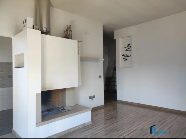 Appartamenti in Vendita - Zona castellina: ampio appartamento in trifamiliare