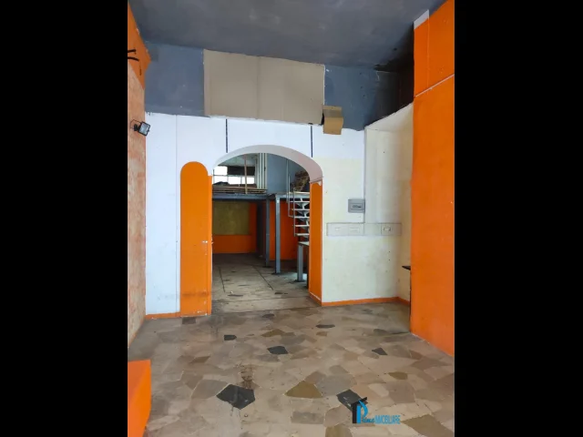 Centro: locale commerciale con soppalco