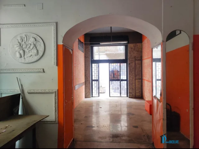 Appartamenti in Vendita - Centro: locale commerciale con soppalco