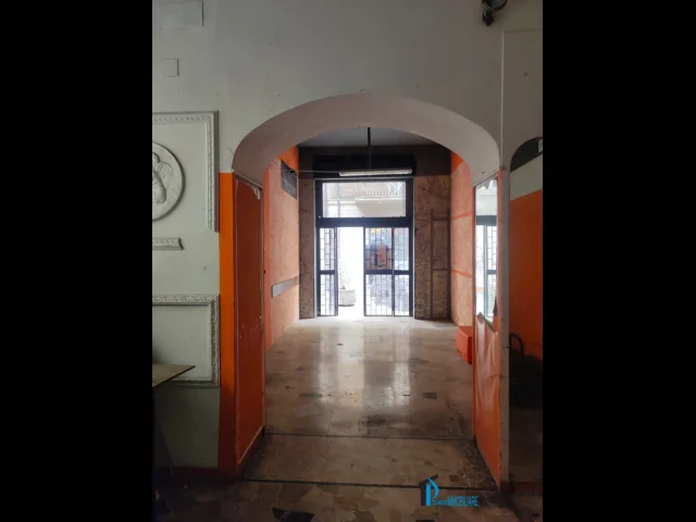 Appartamenti in Vendita - Centro: locale commerciale con soppalco