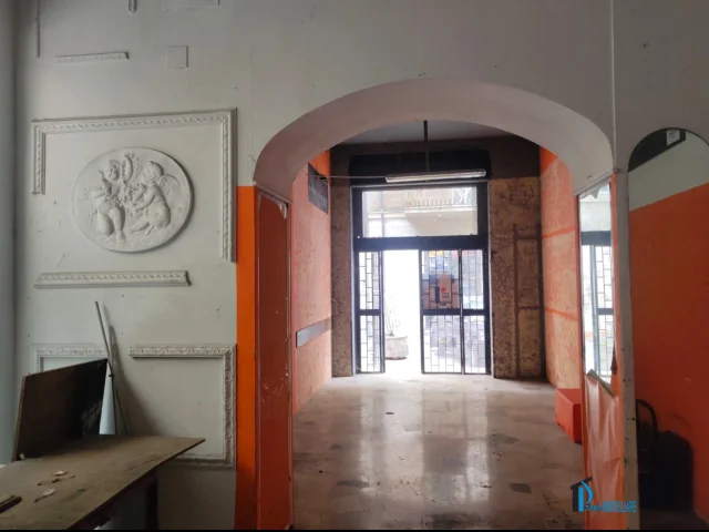 Appartamenti in Vendita - Centro: locale commerciale con soppalco
