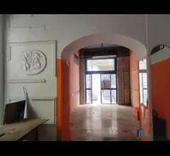 Appartamenti in Vendita - Centro: locale commerciale con soppalco
