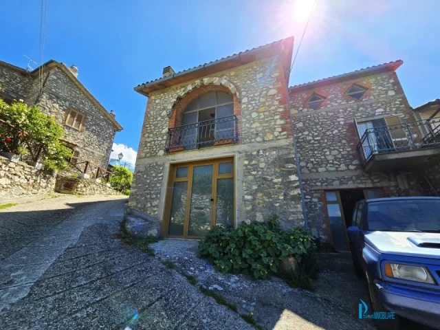 Casa semi indipendente con mansarda e taverna, zona miranda