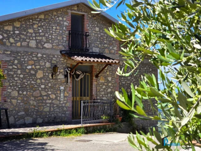 Appartamenti in Vendita - Casa semi indipendente con mansarda e taverna, zona miranda