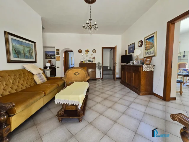 Appartamenti in Vendita - Casa semi indipendente con mansarda e taverna, zona miranda