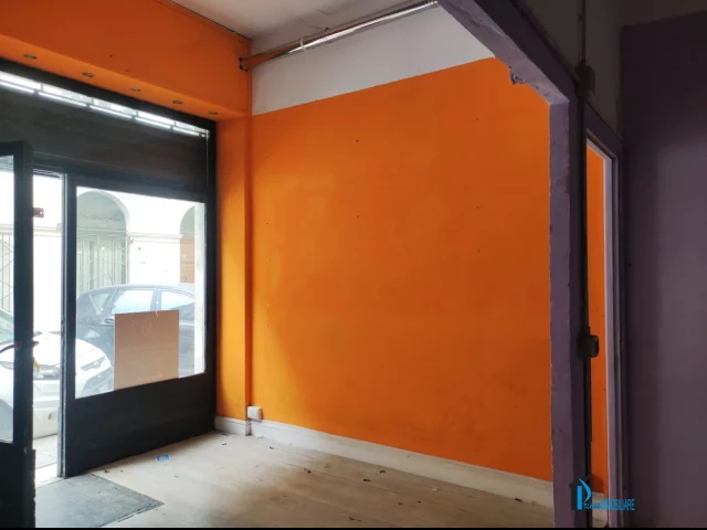 Centro: locale commerciale fronte strada con ottima visibilità