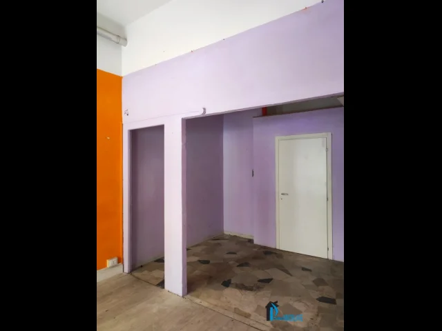Appartamenti in Vendita - Centro:  locale commerciale fronte strada con  ottima visibilità