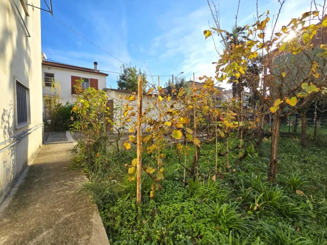 Appartamento con giardino privato e garage in bifamiliare, zona via narni