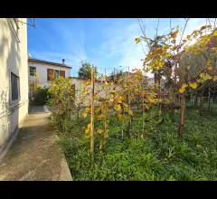 Appartamento con giardino privato e garage in bifamiliare, zona via narni