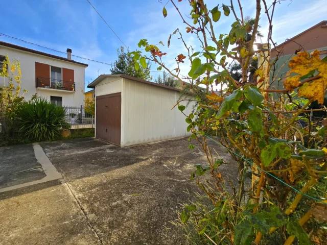 Appartamenti in Vendita - Appartamento con giardino privato e garage in bifamiliare, zona via narni