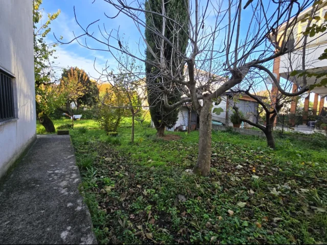 Appartamenti in Vendita - Appartamento con giardino privato e garage in bifamiliare, zona via narni