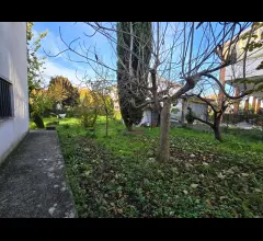 Appartamenti in Vendita - Appartamento con giardino privato e garage in bifamiliare, zona via narni