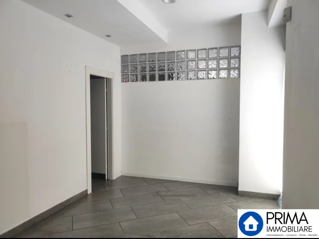 Appartamenti in Vendita - Semicentro: ufficio fronte strada con ottima visibilità