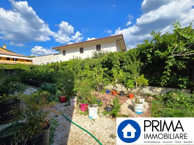 Appartamenti in Vendita - Casa indipendente con giardino e locale commerciale, zona valnerina