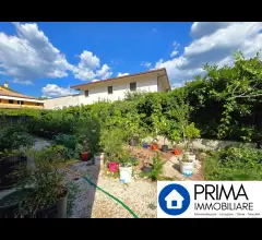 Appartamenti in Vendita - Casa indipendente con giardino e locale commerciale, zona valnerina