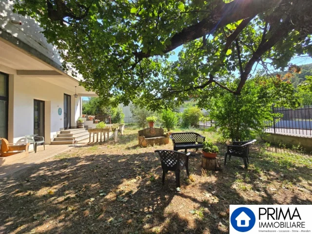 Appartamenti in Vendita - Casa indipendente con giardino e locale commerciale, zona valnerina