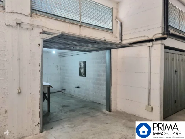 Appartamenti in Vendita - Garage in via campania