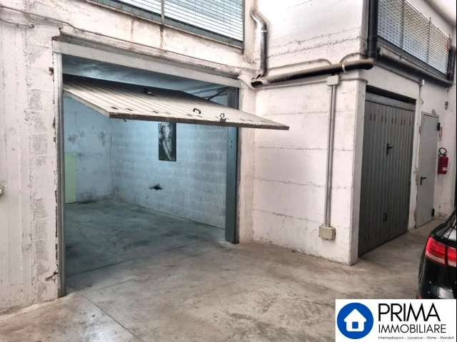 Appartamenti in Vendita - Garage in via campania