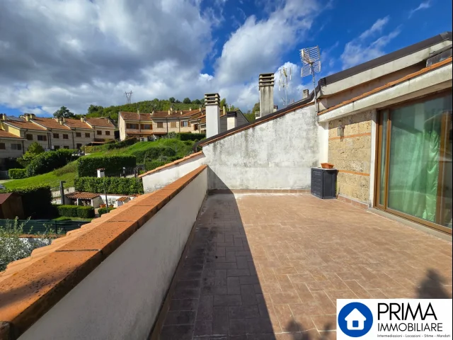 Appartamento con ingresso indipendente e terrazzo abitabile, zona piediluco