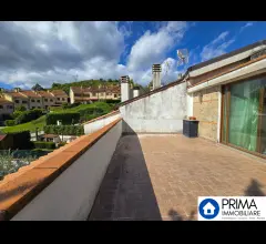 Appartamento con ingresso indipendente e terrazzo abitabile, zona piediluco