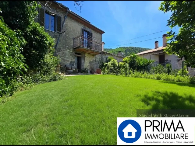 Appartamenti in Vendita - Casa di paese con taverna e piccolo giardino, zona coppe
