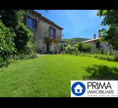Casa di paese con taverna e piccolo giardino, zona coppe