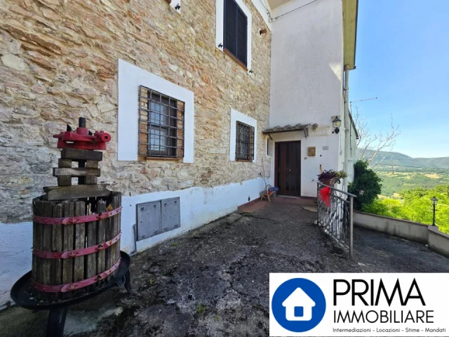 Appartamenti in Vendita - Casa di paese con taverna e piccolo giardino, zona coppe