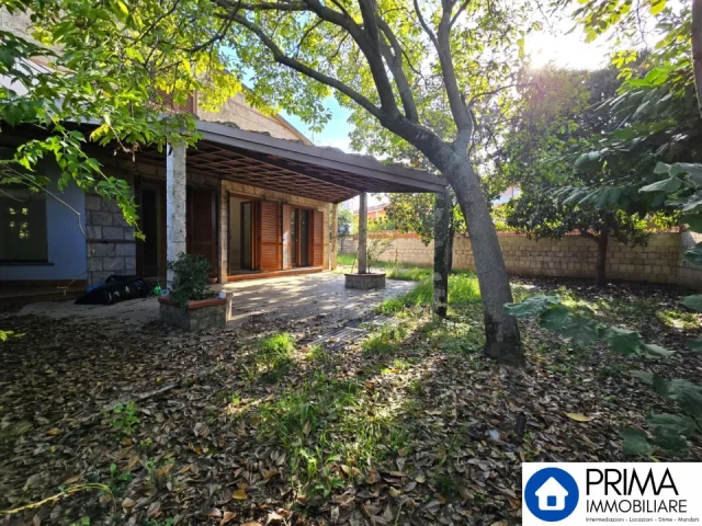 Appartamenti in Vendita - Zona ospedale: villa ristrutturata di pregio con giardino perimetrale e doppio accesso