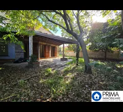 Zona ospedale: villa ristrutturata di pregio con giardino perimetrale e doppio accesso