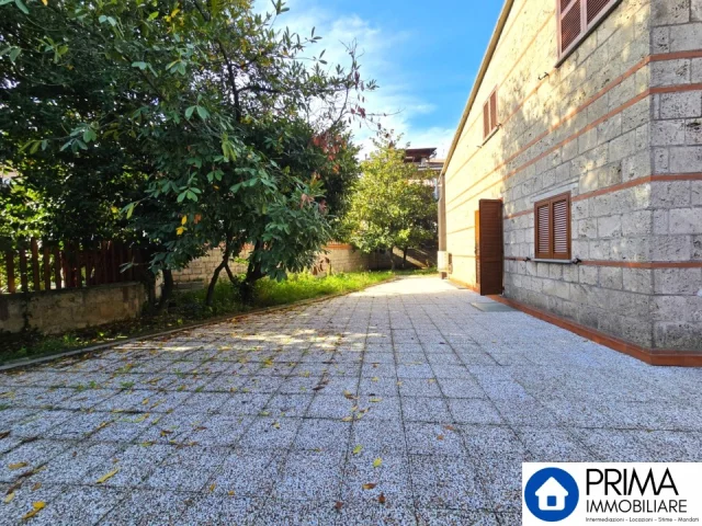 Appartamenti in Vendita - Zona ospedale: villa ristrutturata di pregio con giardino perimetrale e doppio accesso