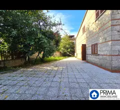 Appartamenti in Vendita - Zona ospedale: villa ristrutturata di pregio con giardino perimetrale e doppio accesso