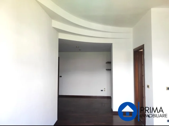 Appartamenti in Vendita - Adiacenze del centro: luminoso appartamento  con due camere non mobiliato