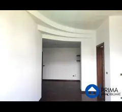 Adiacenze del centro: luminoso appartamento  con due camere non mobiliato