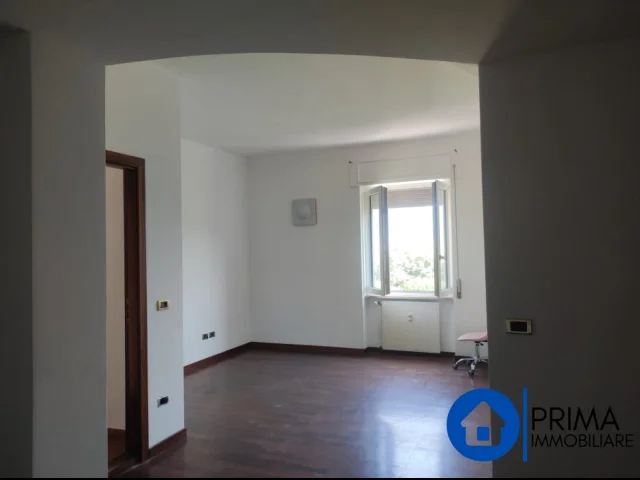 Appartamenti in Vendita - Adiacenze del centro: luminoso appartamento  con due camere non mobiliato