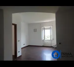 Appartamenti in Vendita - Adiacenze del centro: luminoso appartamento  con due camere non mobiliato