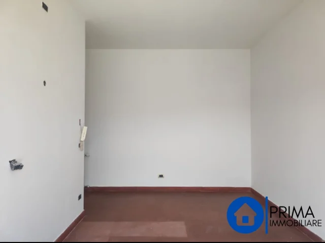 Appartamenti in Vendita - Adiacenze del centro: luminoso appartamento  con due camere non mobiliato