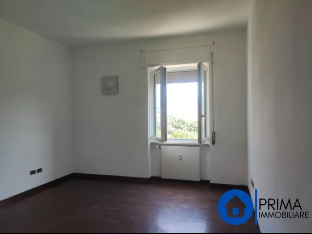 Appartamenti in Vendita - Adiacenze del centro: luminoso appartamento  con due camere non mobiliato