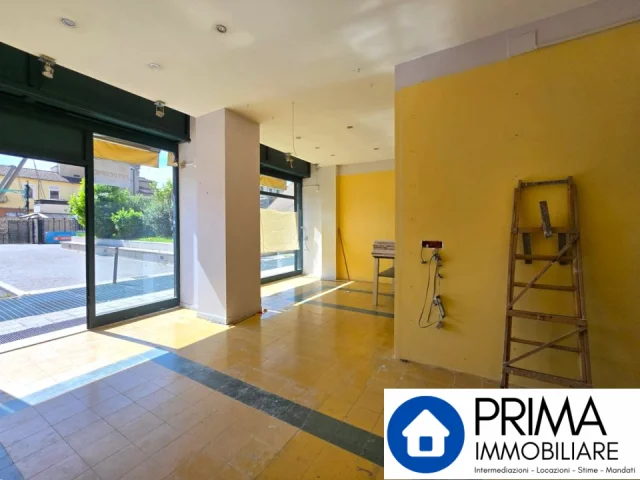 Appartamenti in Vendita - Negozio in centro, zona con buon flusso pedonale