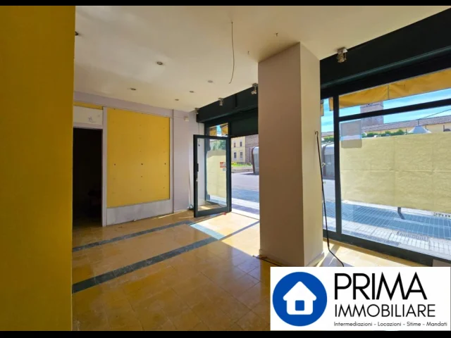 Appartamenti in Vendita - Negozio in centro, zona con buon flusso pedonale