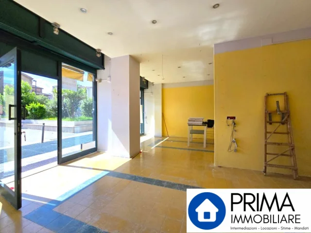 Appartamenti in Vendita - Negozio in centro, zona con buon flusso pedonale