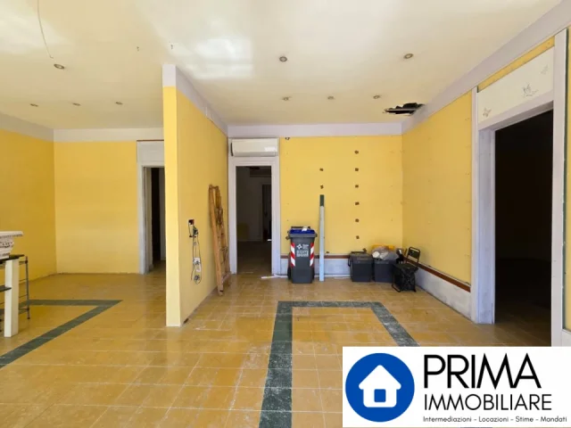 Appartamenti in Vendita - Negozio in centro, zona con buon flusso pedonale