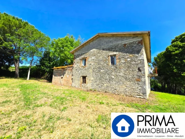 Rudere con terreni, nella splendida cornice delle colline umbre