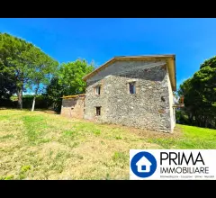 Rudere con terreni, nella splendida cornice delle colline umbre
