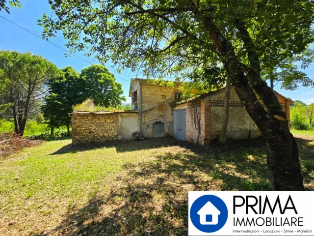 Appartamenti in Vendita - Rudere con terreni, nella splendida cornice delle colline umbre
