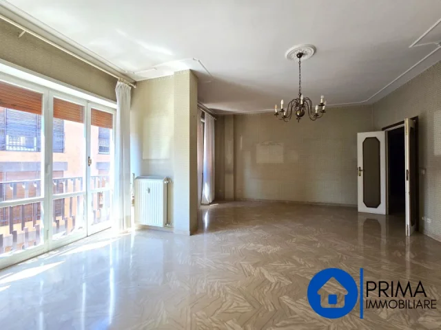 Appartamenti in Vendita - Appartamento in centro con 3 camere e doppi servizi, zona ztl