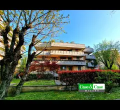 Mm4 frattini, attico con terrazza, box e posto auto coperto
